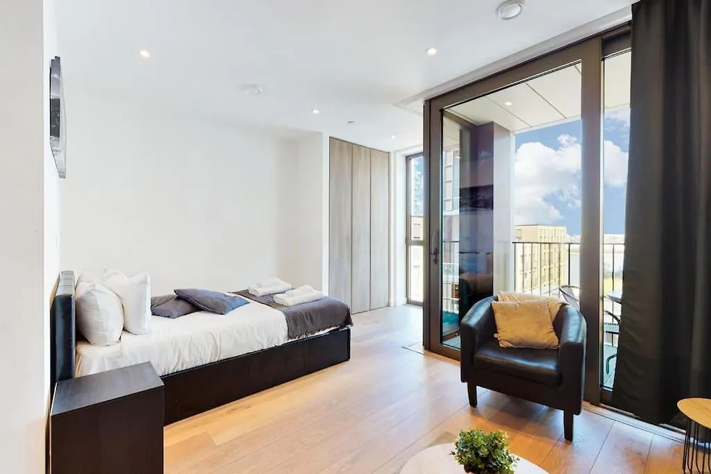 Superb Studio In Greenwich With Balcony & Roof Top London Apartment
