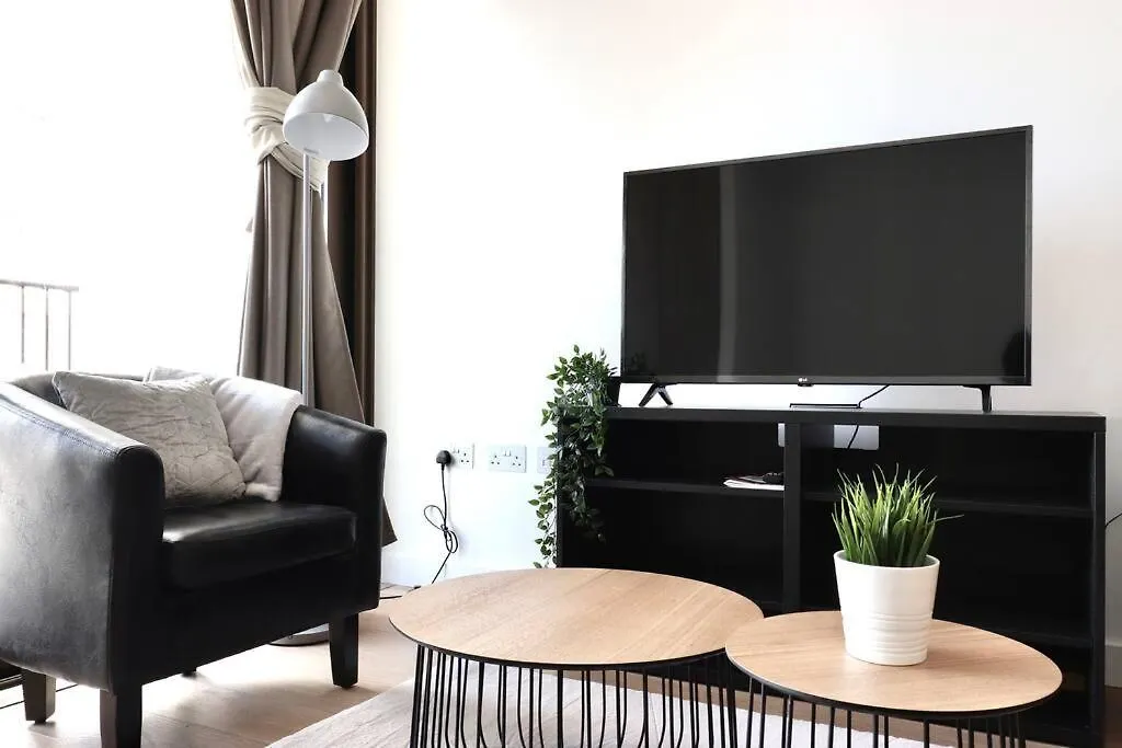 Superb Studio In Greenwich With Balcony & Roof Top London Apartment