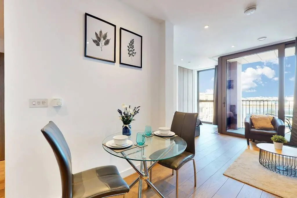 Superb Studio In Greenwich With Balcony & Roof Top London